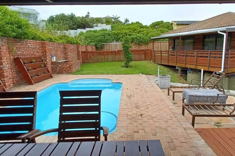 5 Bedroom Property for Sale in Beachview Eastern Cape